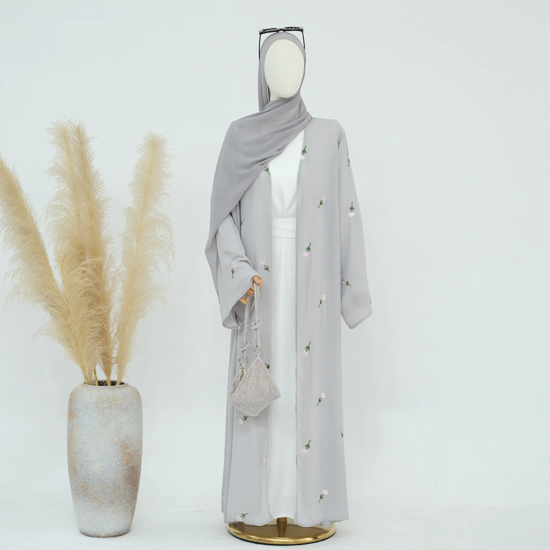 عباية مطرزة بالزهور سوداء