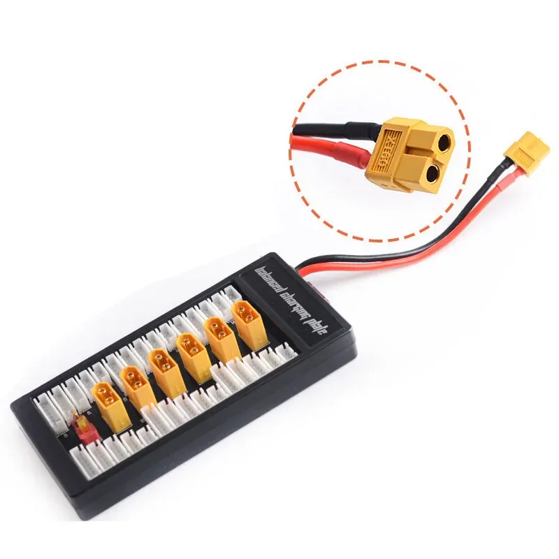 Vue rapprochée de la carte de charge parallèle Lipo 2S-6S avec câbles et connecteurs XT60/T Plug