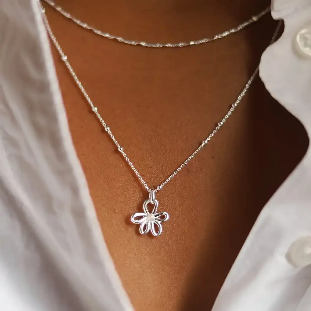 Delicate Hollow Out Mini Tiny Flower Neckalce for Women Girls Classics Round Bead Chain Pearl Clavicle Choker Summer Jewelry New