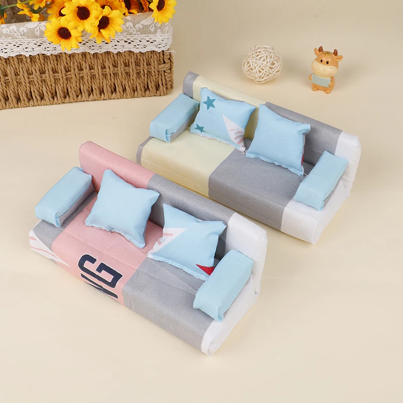 1 zestaw śliczne miniaturowe tkaniny Sofa z 2 poduszkami dla lalek dziecięce zabawki do zabawy w domek dla lalek meble domowe losowy kolor