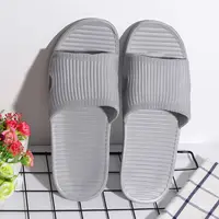 Tongs à rayures pour homme et femme, chaussures d'été confortables et souples pour la salle de bain 3