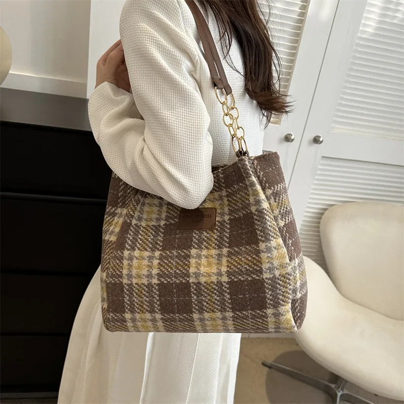 

Winter Large Capacity Checkered Tote Shoulder Bag Versatile Commuter Shoulder Bag Woolen Woolen New Shoulder Bag Tote Handbag