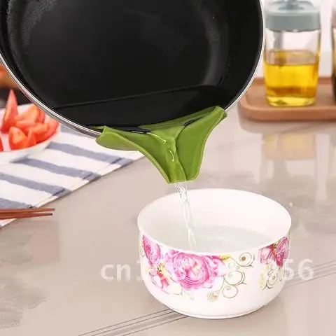 

Liquid Silicone Funnel Anti-spill Slip on Pour Soup Spout Funnel for Pots Pans Bowls Jars Creative Portable Kitchen Gadget Tool