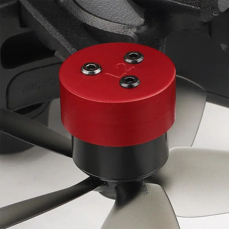 Cache-moteur aluminium pour DJI Avata installé sur le drone, protection moteur anti-poussière et anti-collision en situation.