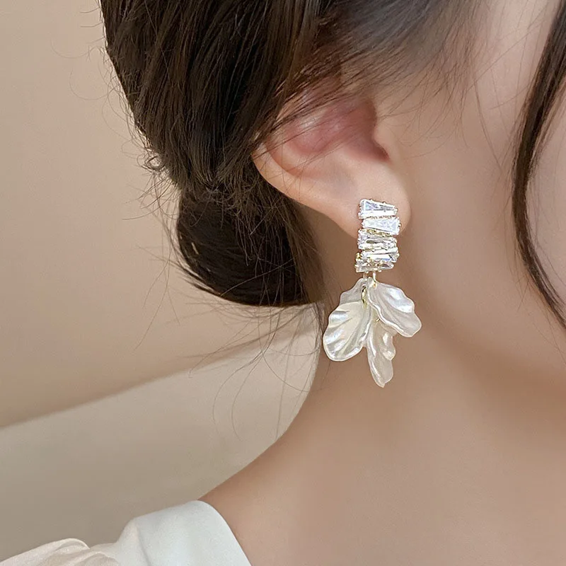 2024 New Classic Fashion Glossy Earrings Women Simple Korean White Shell Flower Earrings Temperament Light Luxury Jewelry Gift