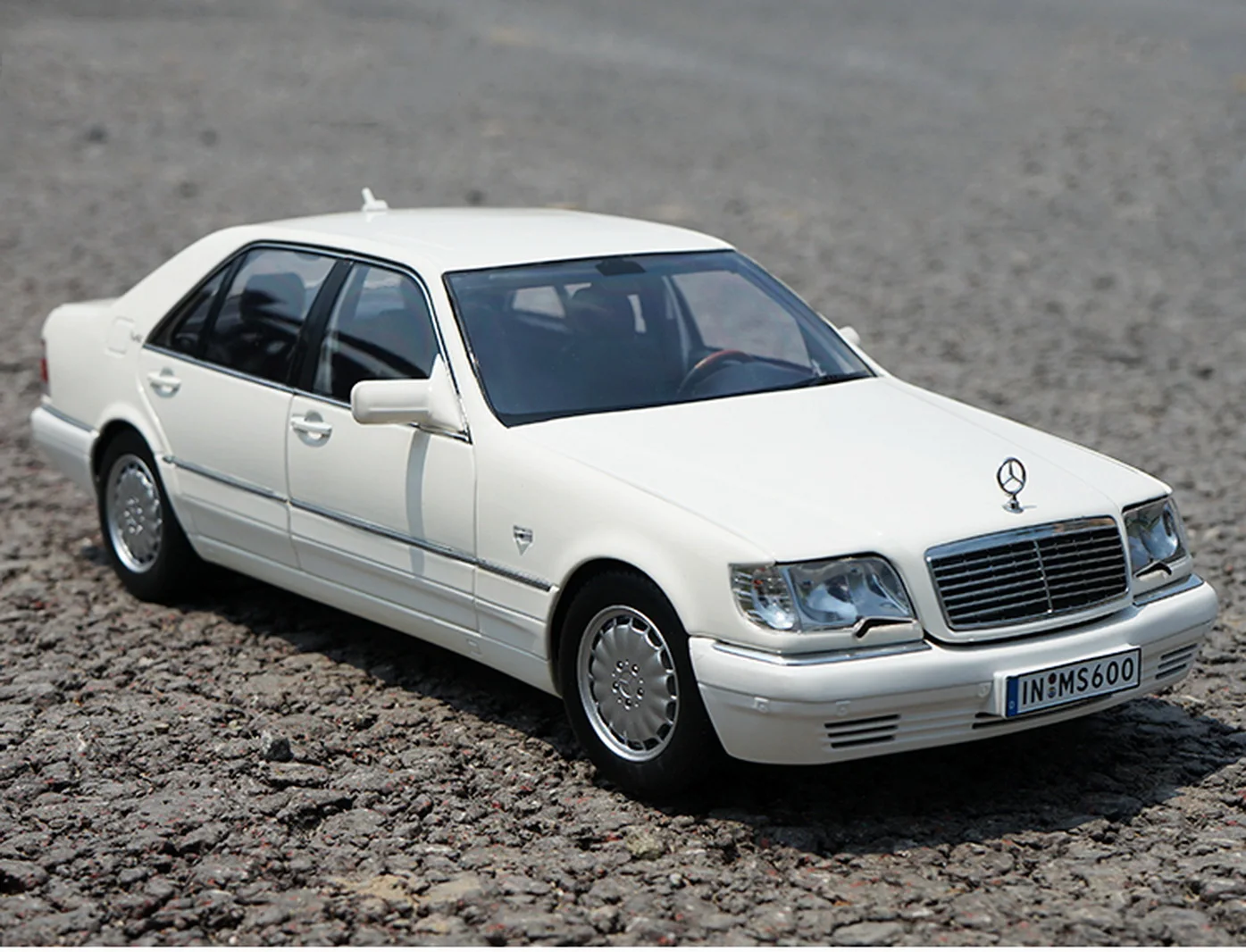 

1/18 Scale S600 W140 1990 White Diecast Car Model Toy Collection Gift NIB NEW