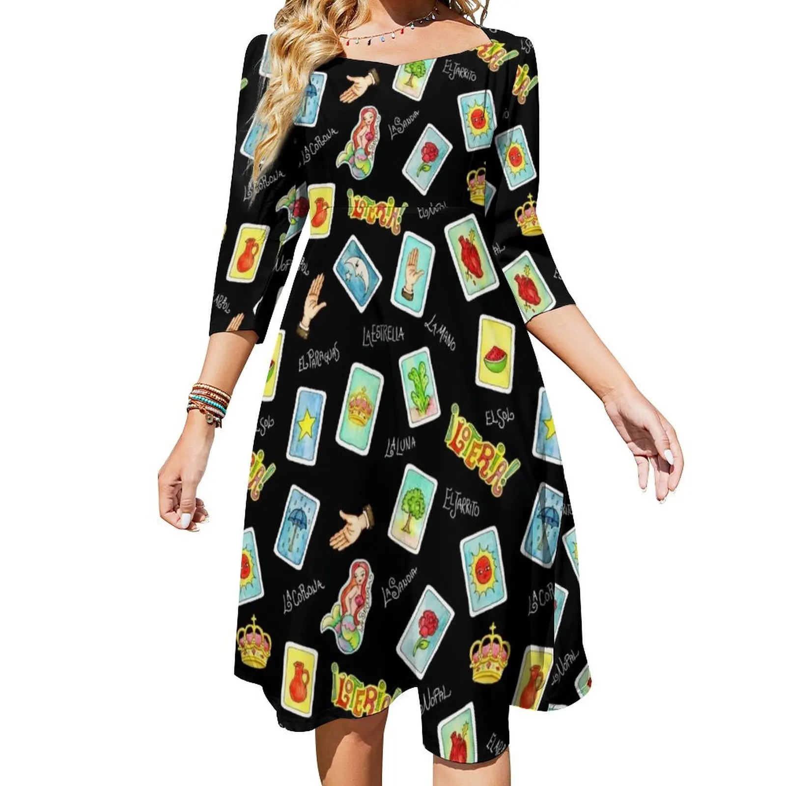 

Женское платье-колокол с открытыми картами и символом