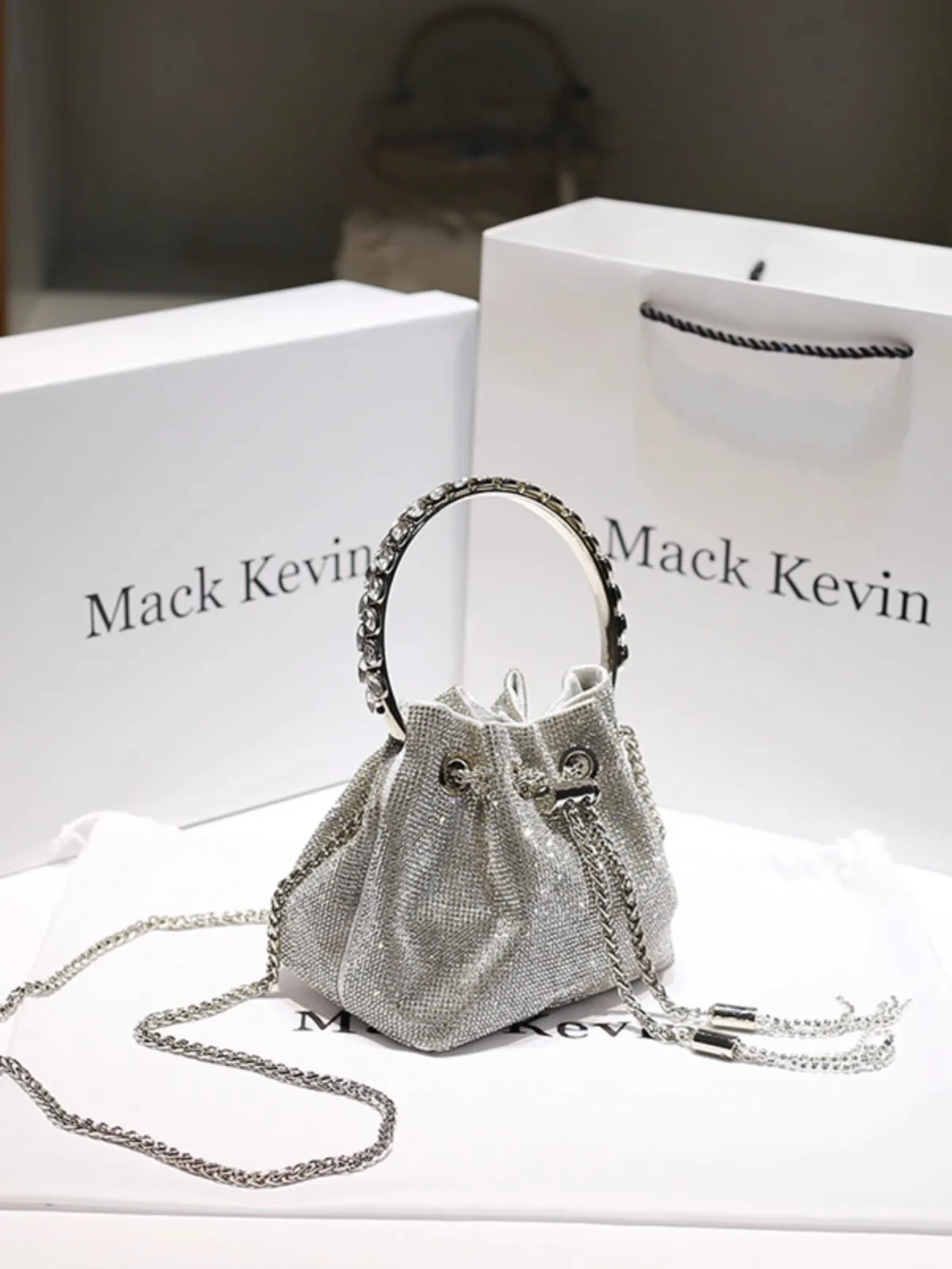 حقيبة يد مسائية ماسية لامعة للنساء لعام 2025، بتصم...