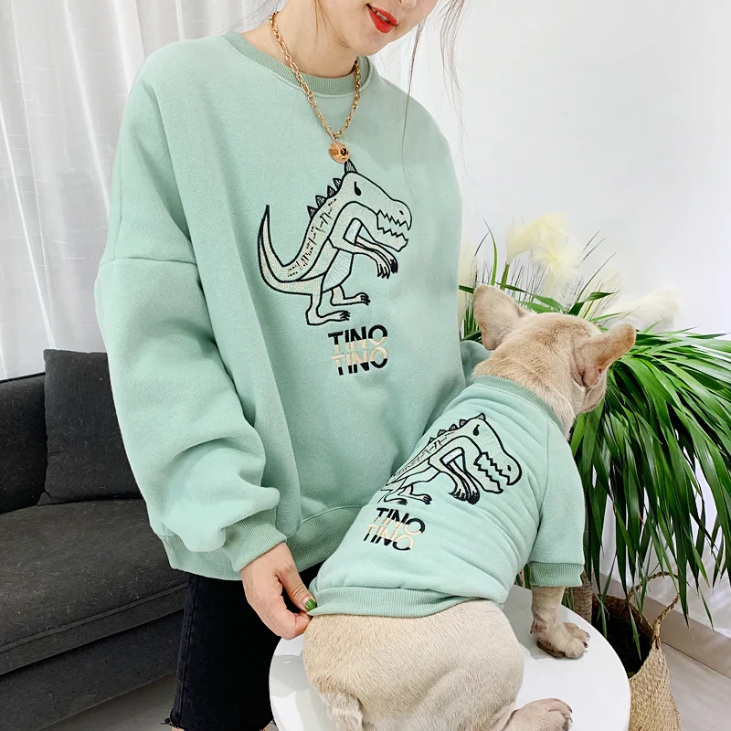 Duo irrésistible : Sweat Tino le Dinosaure pour toi et ton chien - 2025 - Doglovedesign : Vêtement et accessoires pour chiens