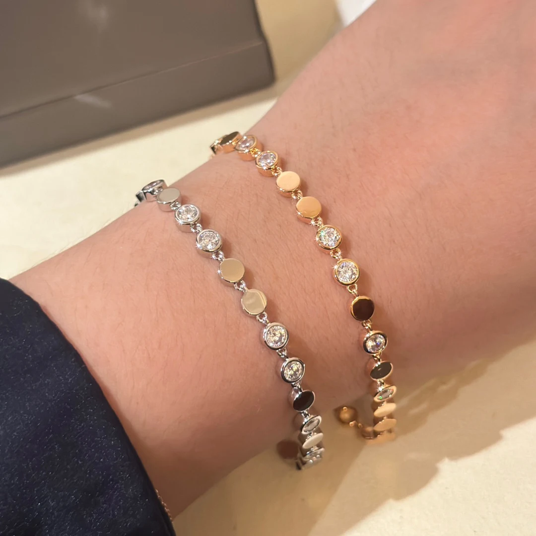 

Fashionable French luxury jewelry. 925 Sterling Silver Plated 14K Gold Couple Bracelet. 8 drills. Fine craftsmanship. Wholesale