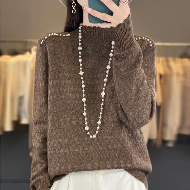 Пуловер с полувысоким воротом и жемчугом