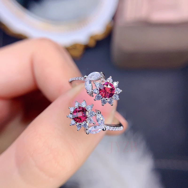 

New natural magnesium aluminum garnet ring purple tooth black ring main stone 4 * 4mm color beautiful ring