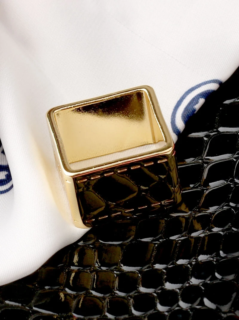 Рисунок 3 - Мужской шарф-кольцо с пряжкой