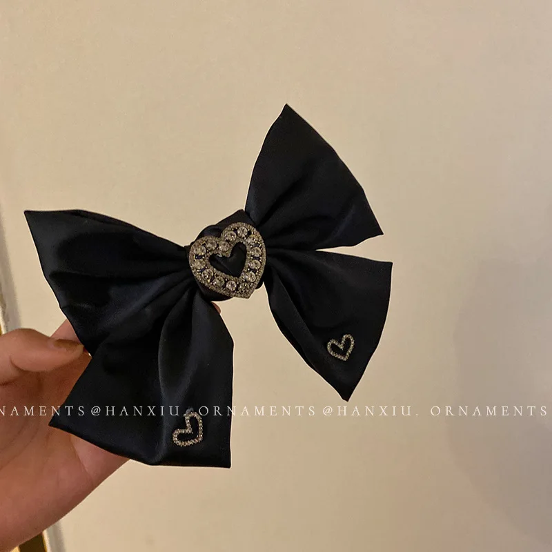 

Шпилька для волос с бантом из ткани, инкрустированная бриллиантами