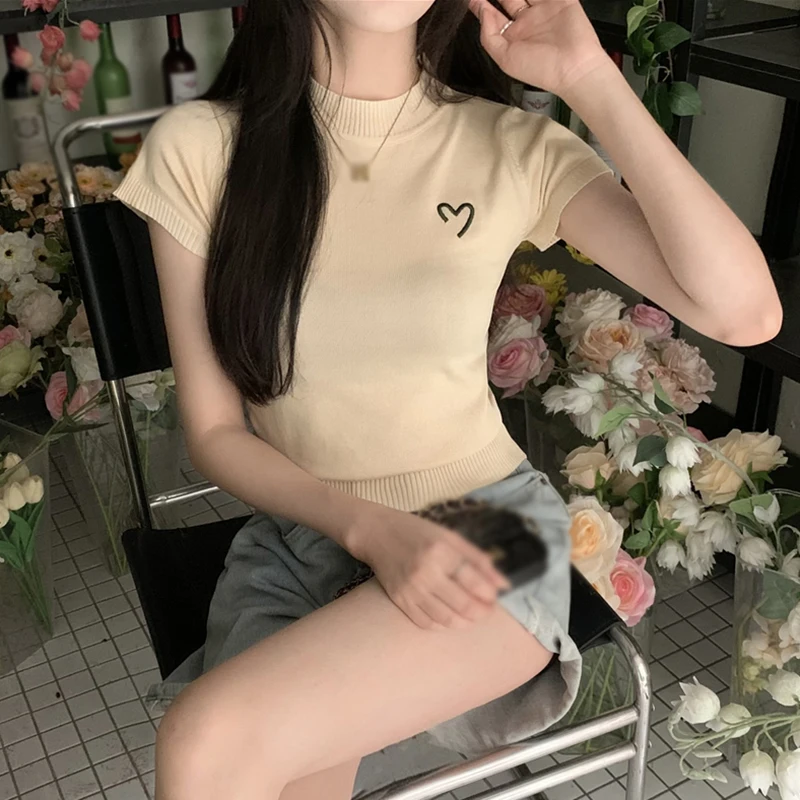 

Футболка женская трикотажная с коротким рукавом и вышивкой