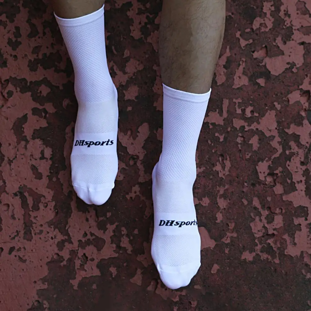 

1 Pair Useful Climbing Socks Ergonomic Lightweight Sport Socks Letter Print Mid-Tube Unisex Cycling Socks