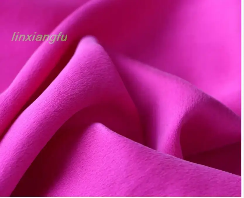 

Текстура с эффектом потертости, ткань с принтом дракона, 100% шелк тутового шелкопряда, прочный плотный креп-атлас с эффектом потертости песком.