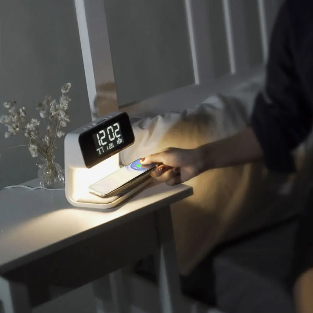 Lampada Da Comodino 3 In 1 Con Altoparlante Bluetooth, Caricatore Wireless 15W E Luce Notturna Touch Dimmerabile, Regalo Donna/uomo