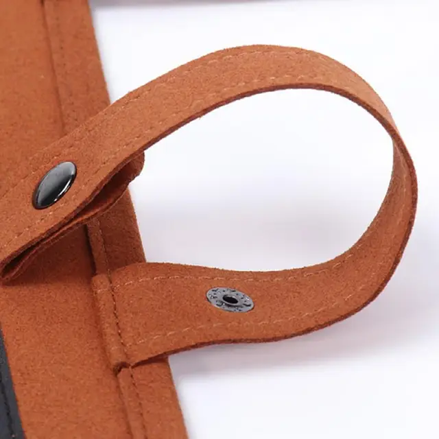 주사위 놀이 보드 게임 세트는 휴대성이 뛰어나 여행 중에도 쉽게 가지고 다닐 수 있으며, 논리적 사고와 전략적 사고를 발달시키는 데 도움이 되는 재미있는 게임입니다.