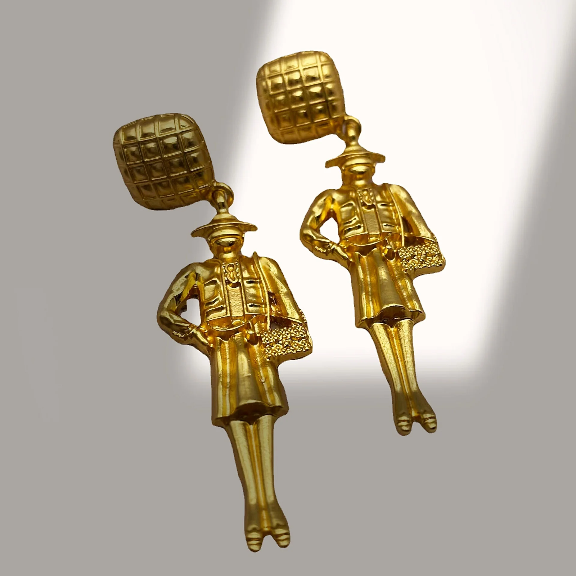 

New plaid pendant with a humanoid design and personalized earrings for women