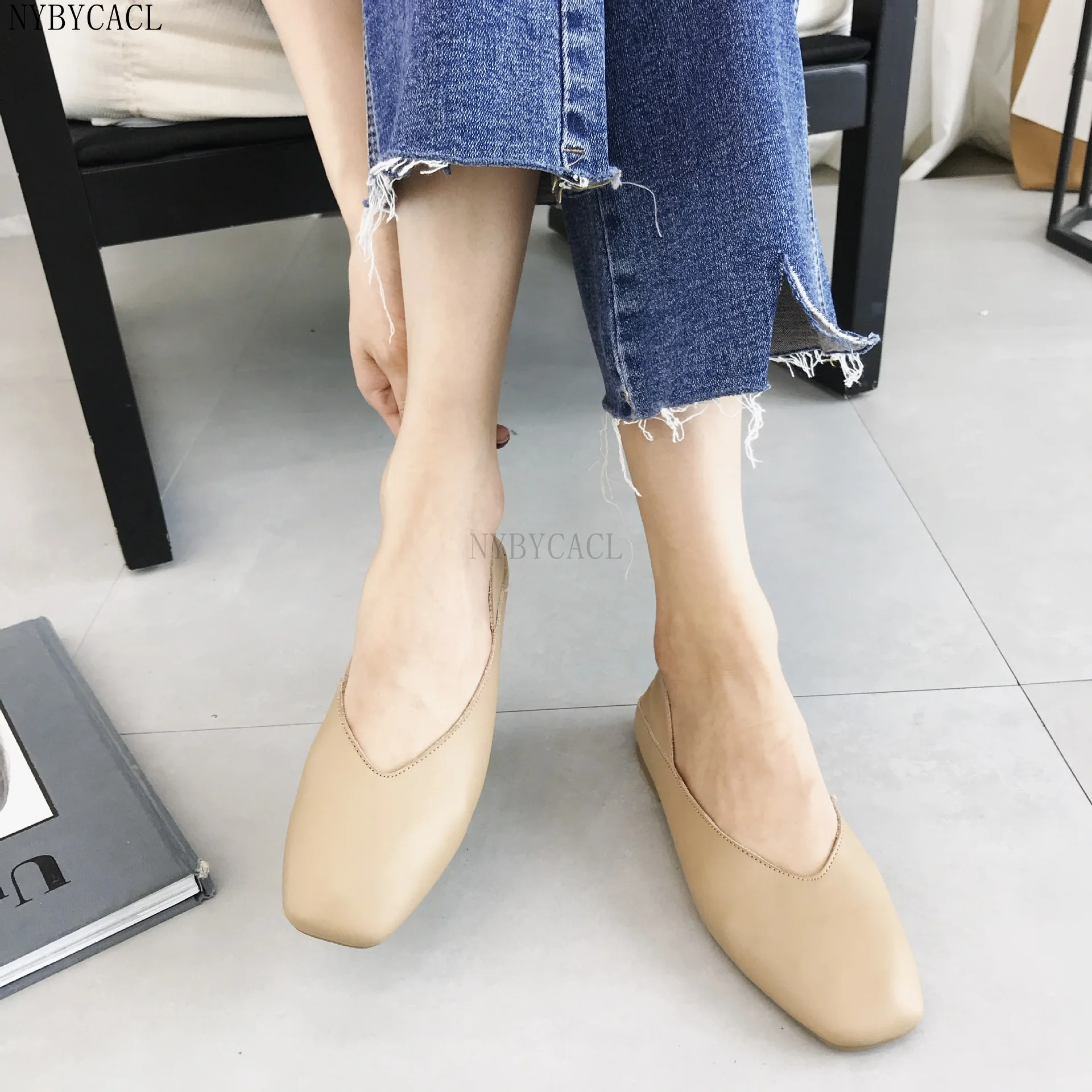 Spring and Fall Fashion Women Fashion Comfortable Soft Pu Leather Slip on Flat Shoes Lady Casual Solid Shoes Female Retro Shoes