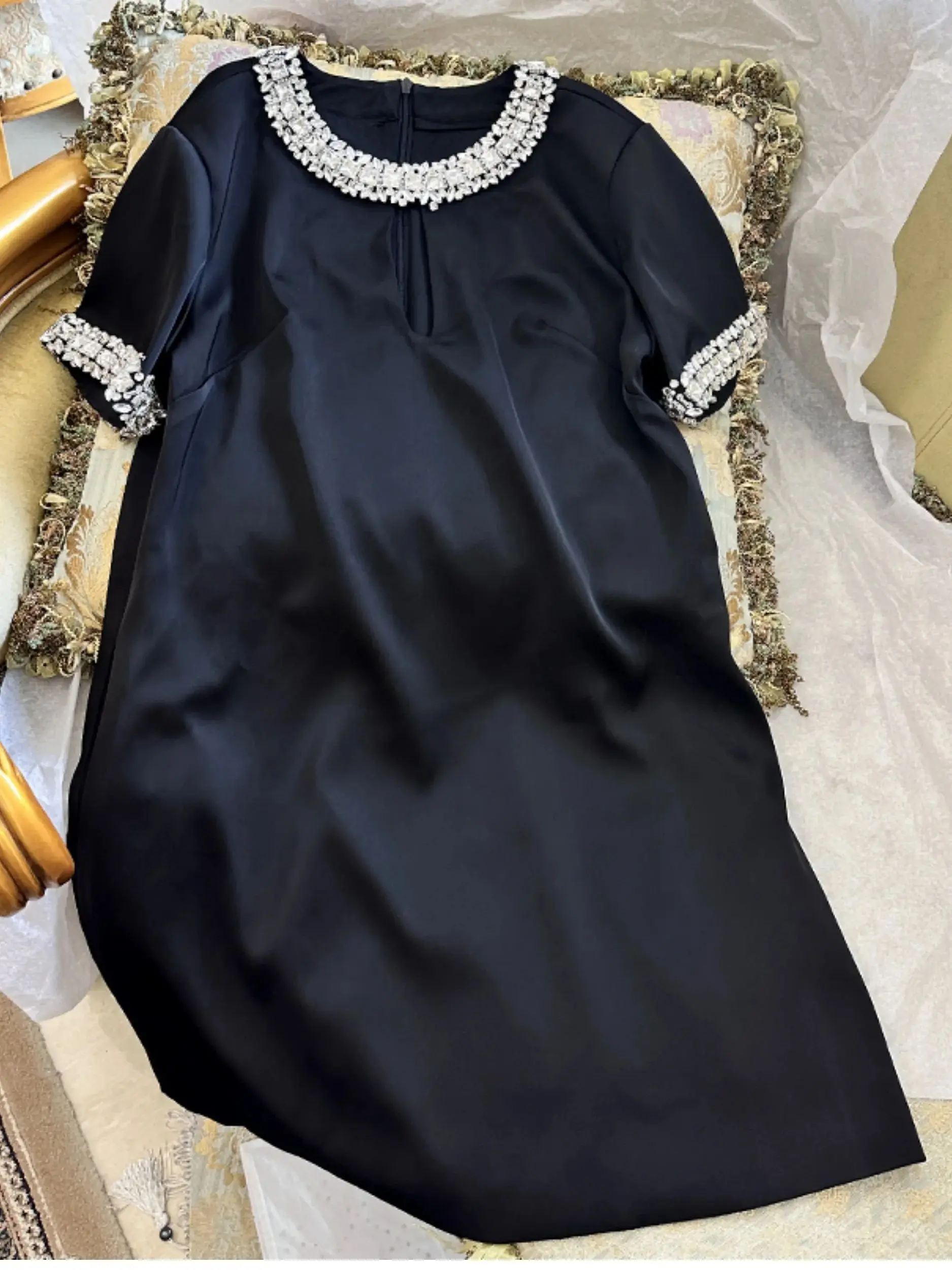 HIGH STREET-Vestido de manga corta con cuello redondo y cuentas de