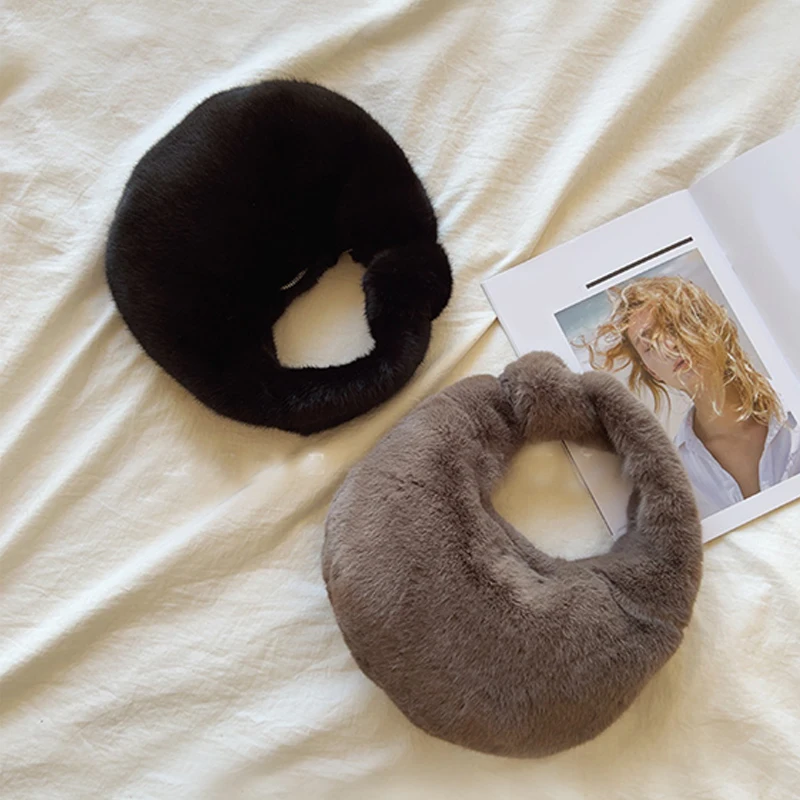 Winter Women's Plush Half Moon Fur Handbag Small Wrist Clutch Fashion Short Handle Phone Bag Coin Purse Ladies Fashion Accessory