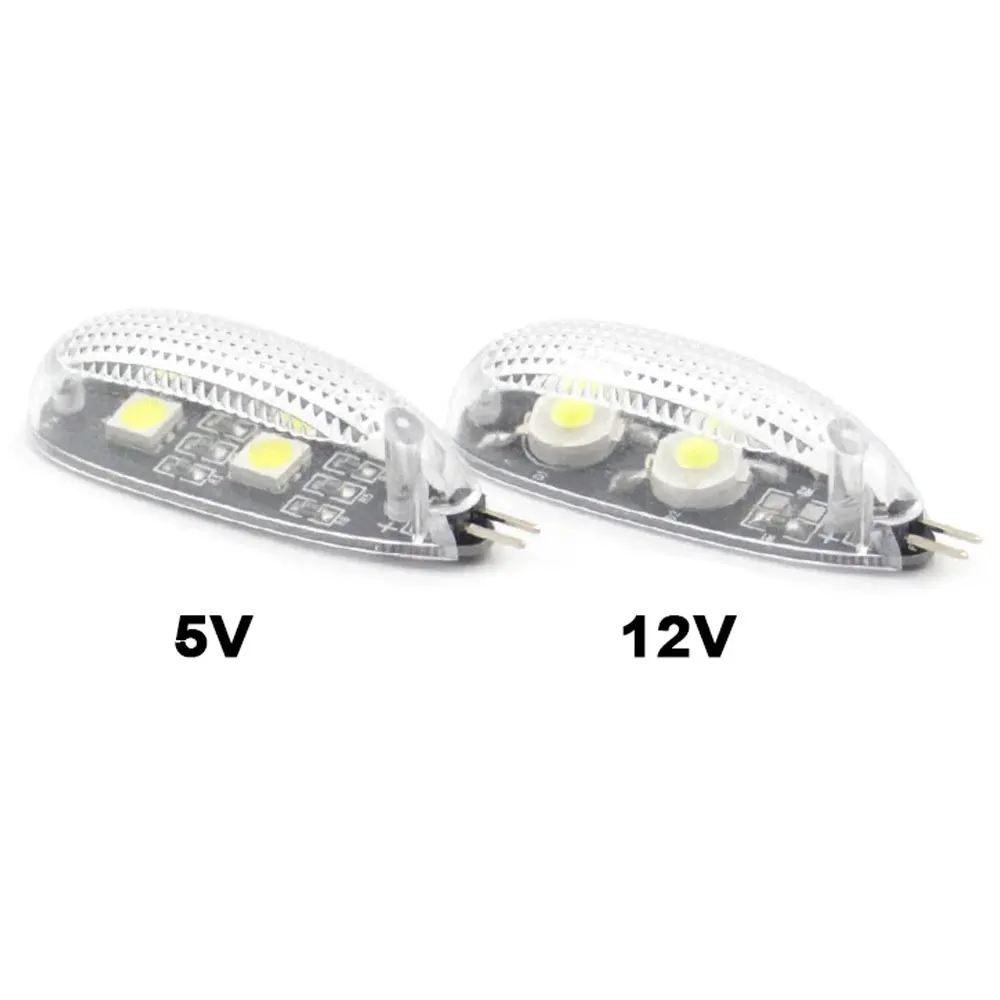 Les deux mini drones quadricoptères 12V/5V du lot, avec leurs télécommandes et accessoires.