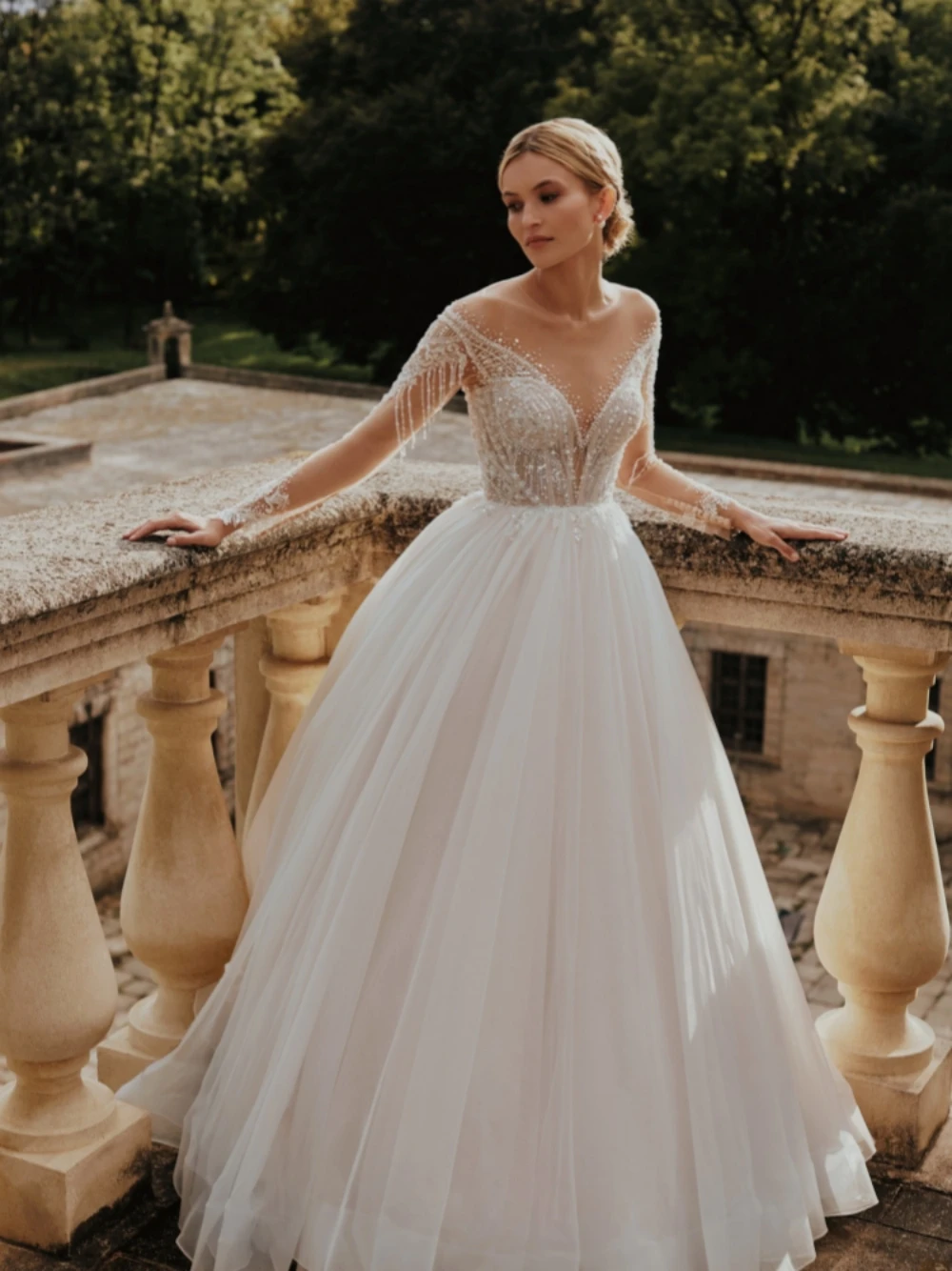 Рисунок 4 - Женское свадебное платье с круглым вырезом
