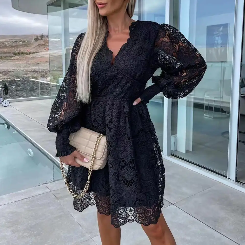 

Платье-трапеция с V-образным вырезом и эластичными манжетами