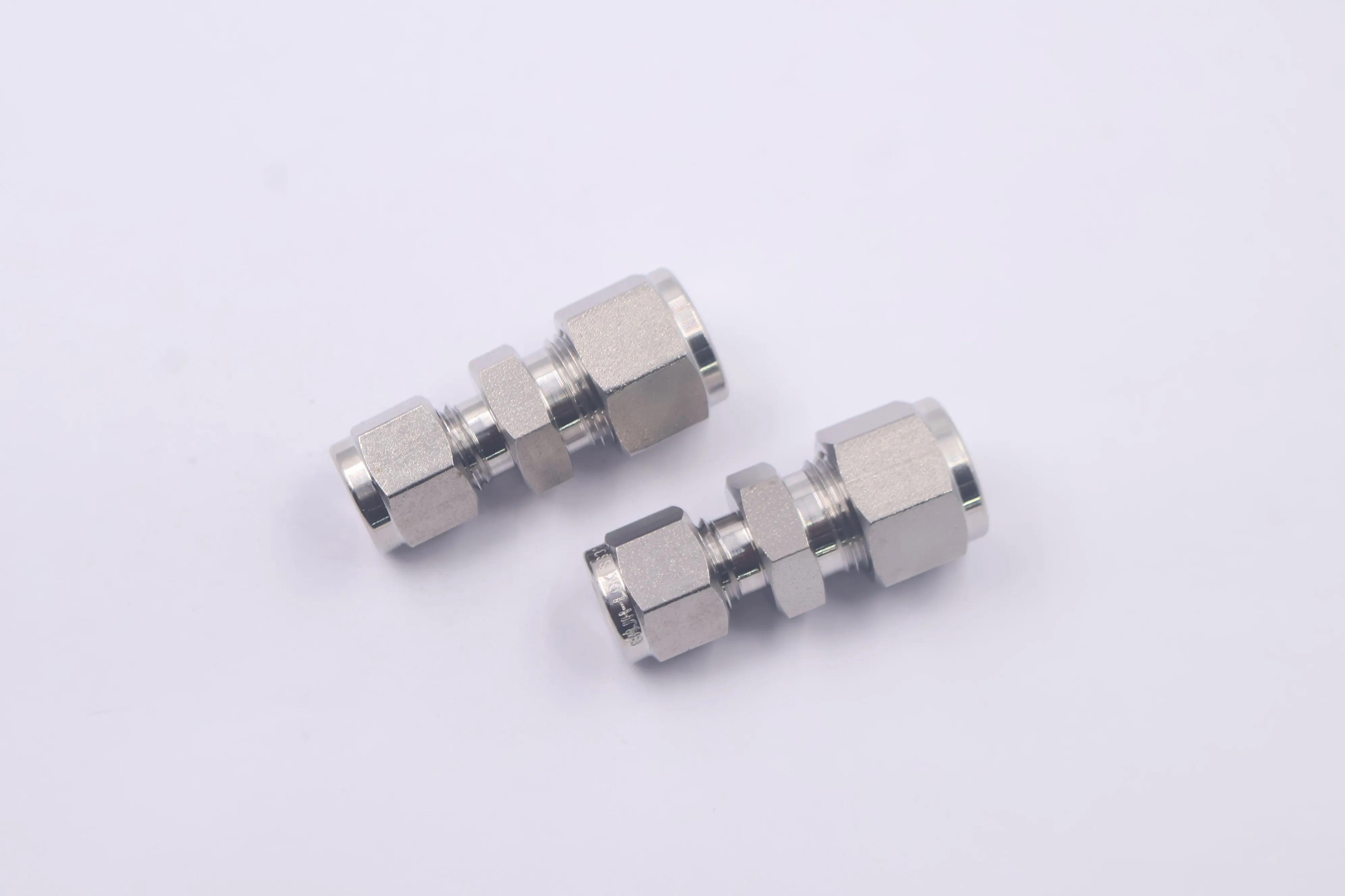 SS-400-6-2BT, Stainless Steel Tube Fitting, Bored-Through Reducing Union,1/4 in. x 1/8 in. Tube OD,Can Combination with Swagelok