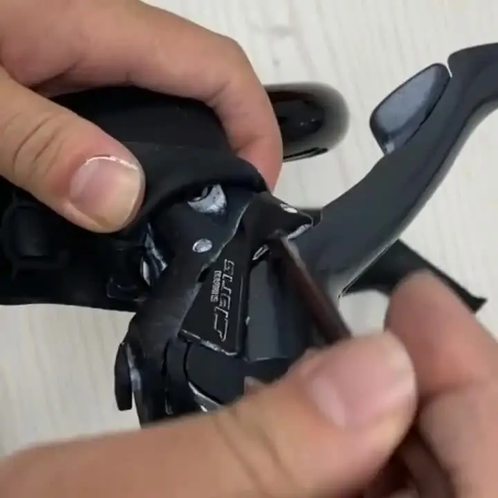 Caoutchouc de couvercle de levier Shimano ST-R7020 : adhérence et durabilité