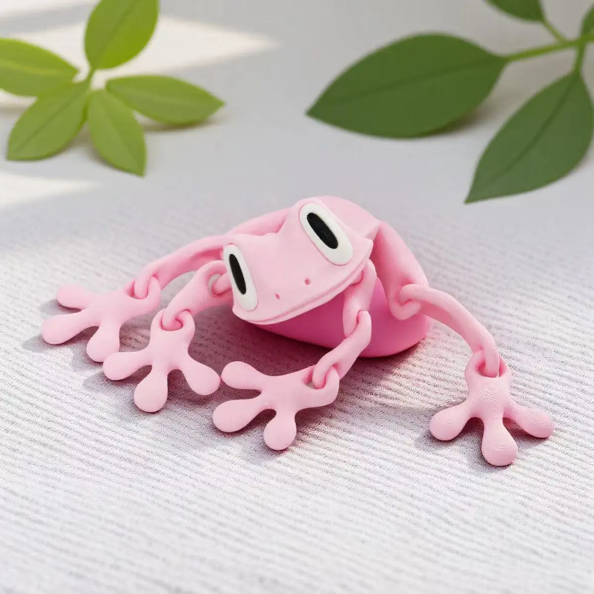 3D Printed Articulated Tree Frog Ornament – Versatile Home and Office Decor Magnet