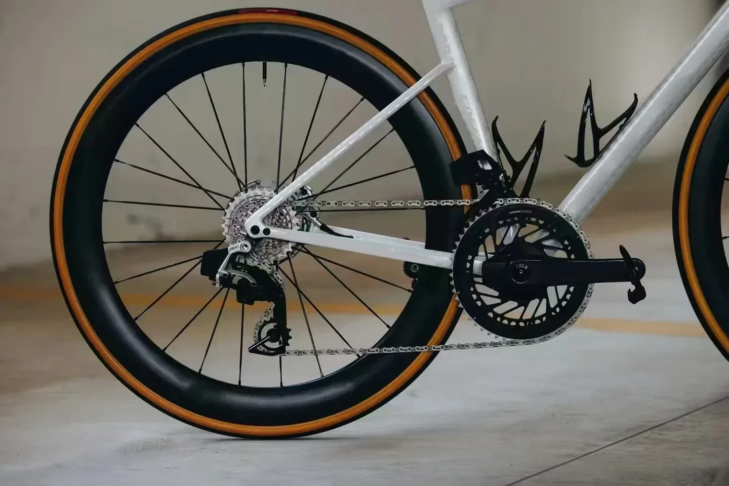 Description Picture 4 of item2024 SL8 Dongli T1100 Carbon Fiber Bicycle Frame Ultra Light Customize Color Windproof Design Disc Brake