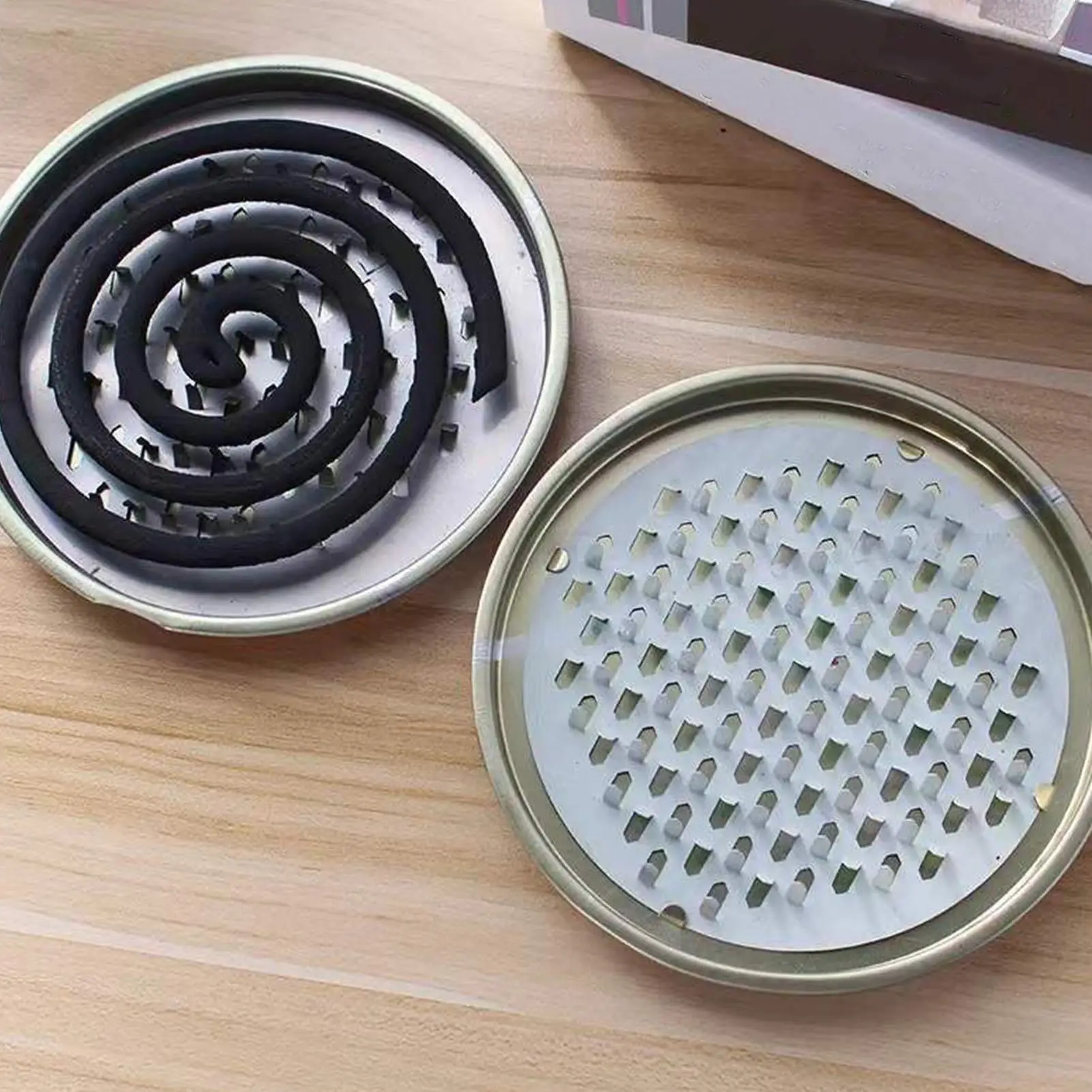 Incense Coil Holder Spiral Incense Burner Tray Fireproof Windproof Aromatherapy Holder with Cover for Outdoor Patio Camping Pool