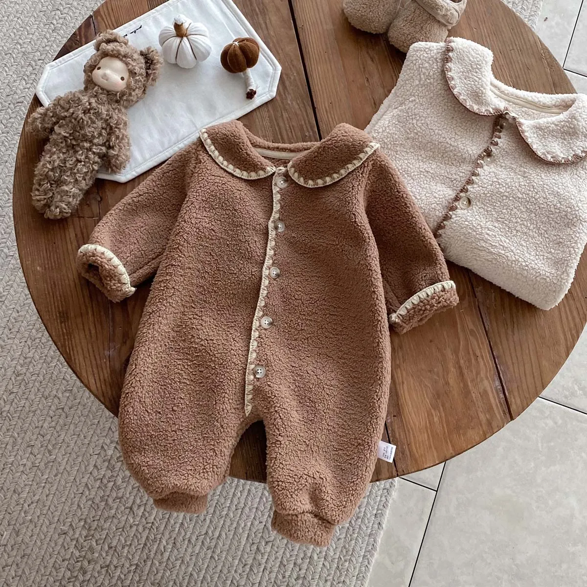 Description Picture 3 of itemBaby's winter lapel fleece-lined long-sleeved jumpsuit, male and female baby plush long-sleeved jumpsuit, very suitable for goin