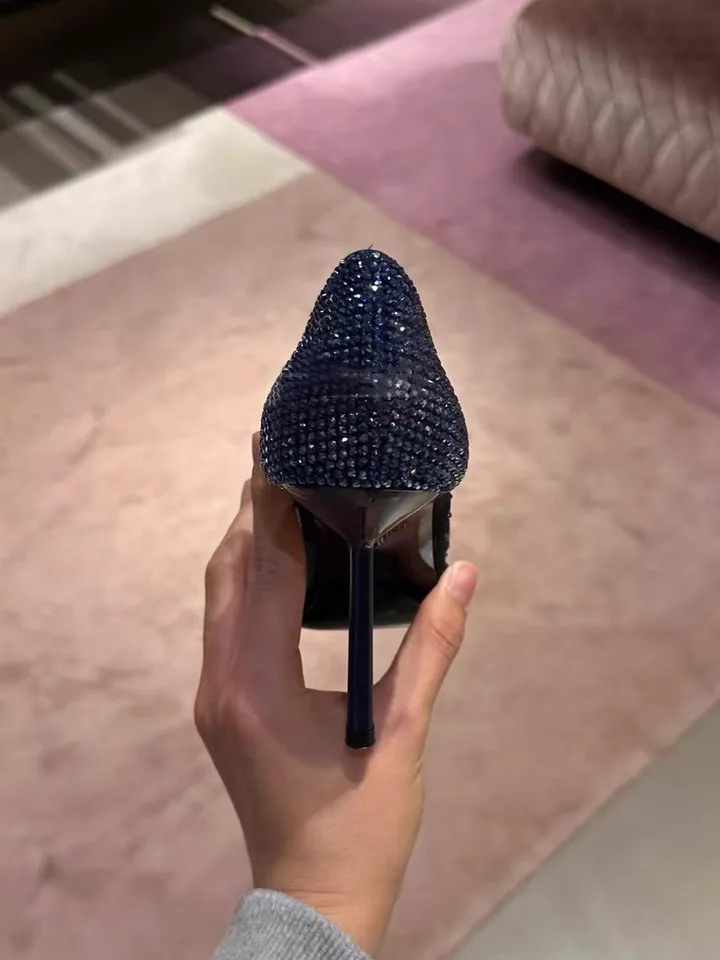 Scarpe col tacco alto a punta tempestate di diamanti in maglia blu