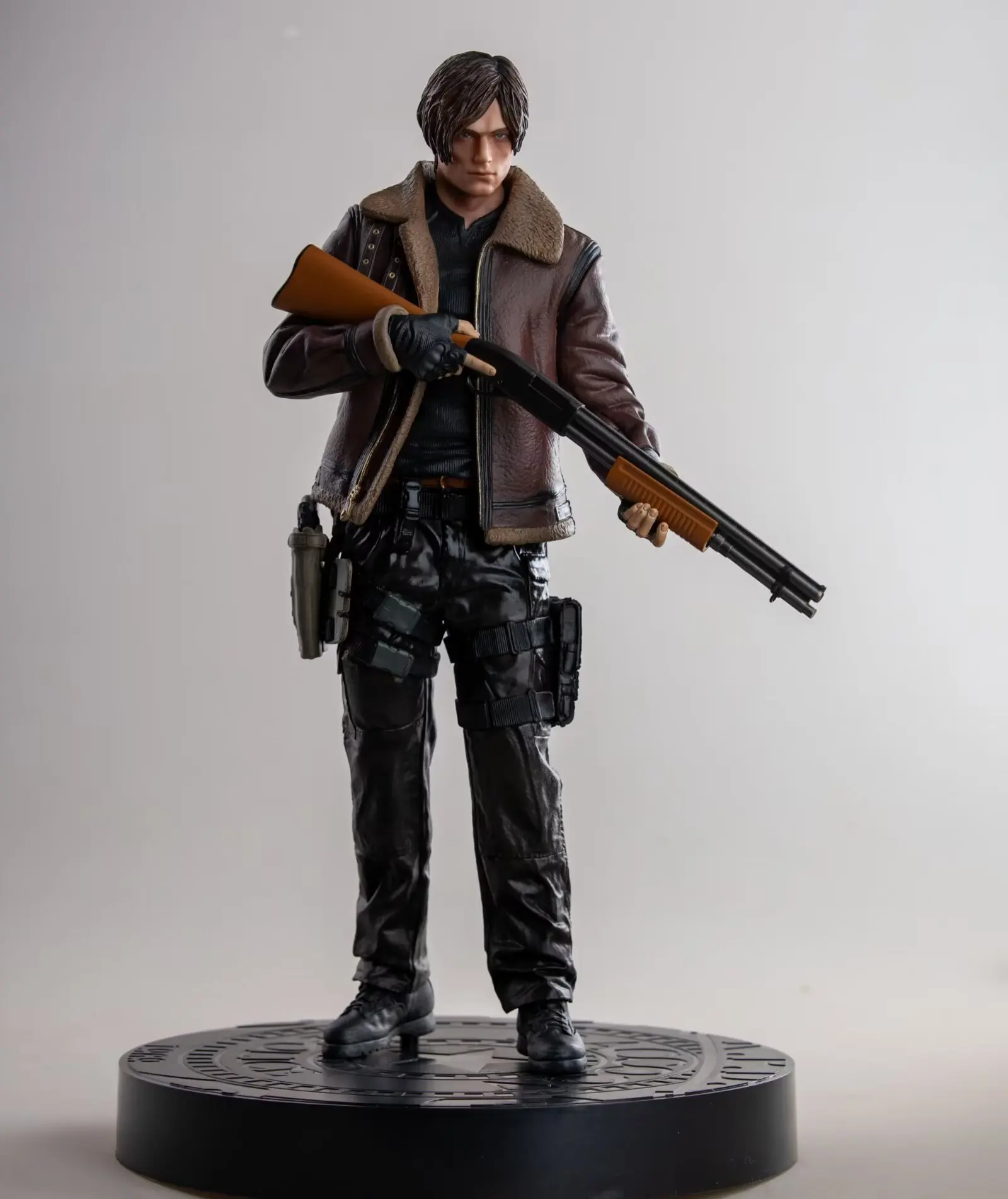 High Quality Game Biohazard EVIL Character Leon Scott Kennedy