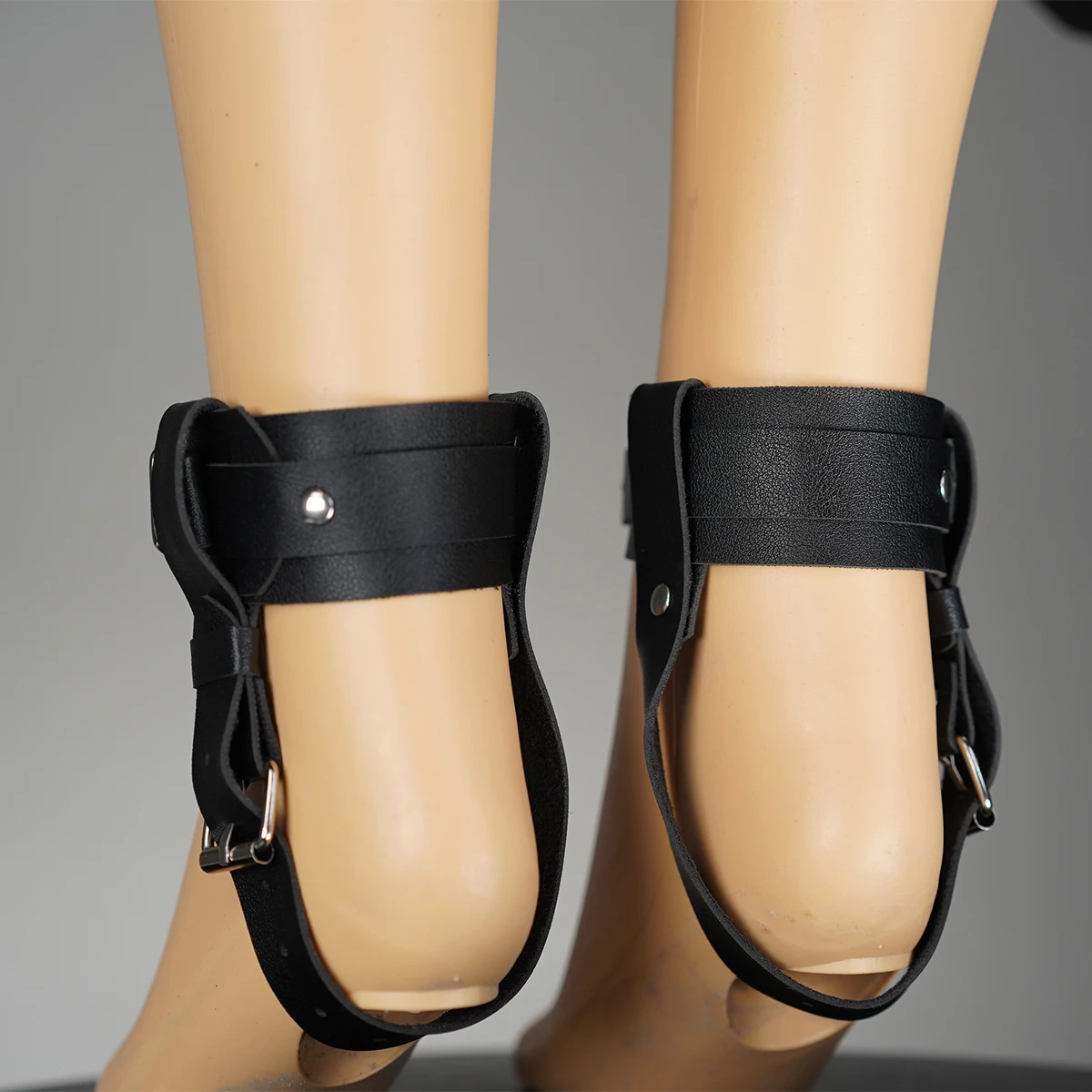 Lederhandschellen Und High Heels Für Damen Street Style Look_voghion.com