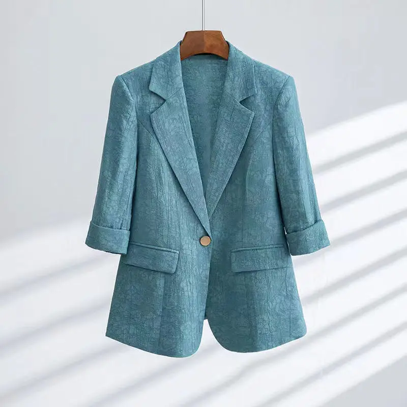 Рисунок 2 - Модный женский костюм весна-осень