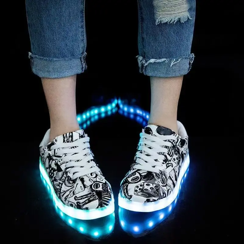 ตัวเลือกสินค้า รองเท้าผ้าใบแฟชั่น LED ส่องสว่าง หญิงสาวเท่ๆ กลางคืน