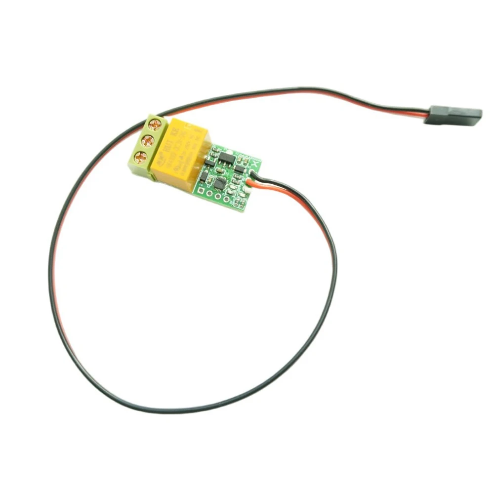 Vue du relais PWM RC 3.5V-12V avec câbles et connecteurs pour voiture, bateau ou avion RC