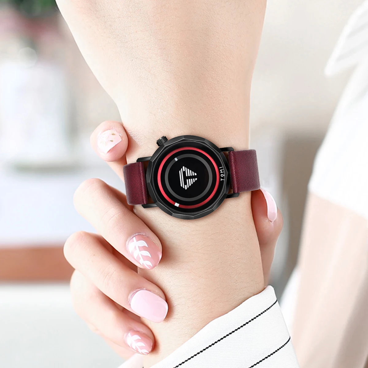 ساعة جلد اسود وذهبي