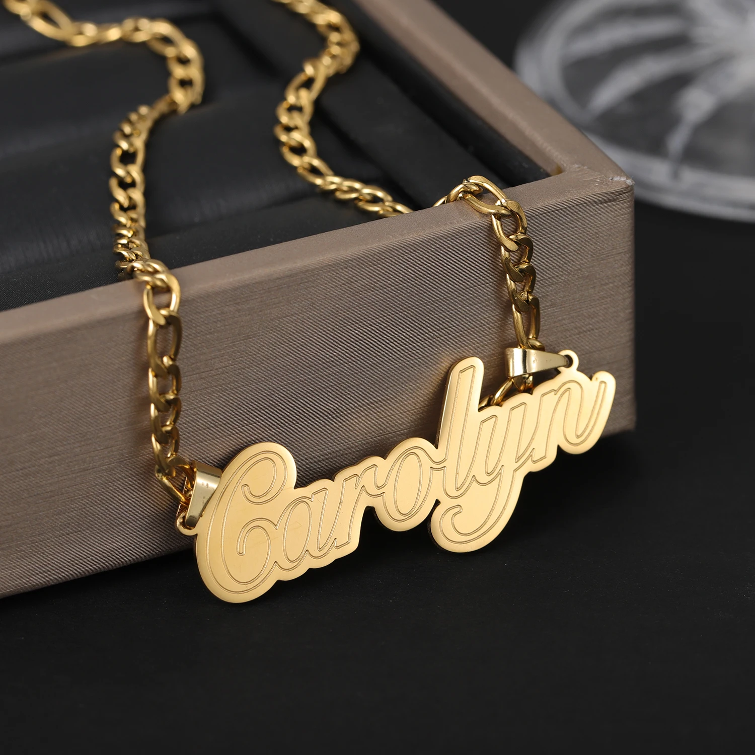 Personalisierte Namenskette aus Edelstahl, 18 Karat vergoldete Figaro-Kette, Korrosionsbuchstaben-Anhänger-Halskette für Damenschmuck – Detail 1