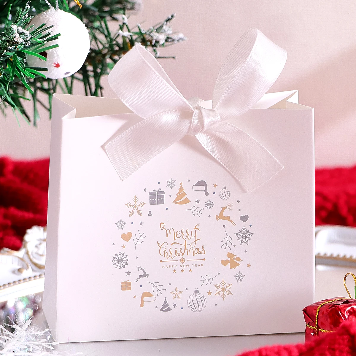 5er-Set Weihnachtsgeschenkboxen mit Weihnachtsbaum- und Rentier-Designs und festlichen Mini-Geschenktüten mit roten und grünen Bändern | P – Detail 7