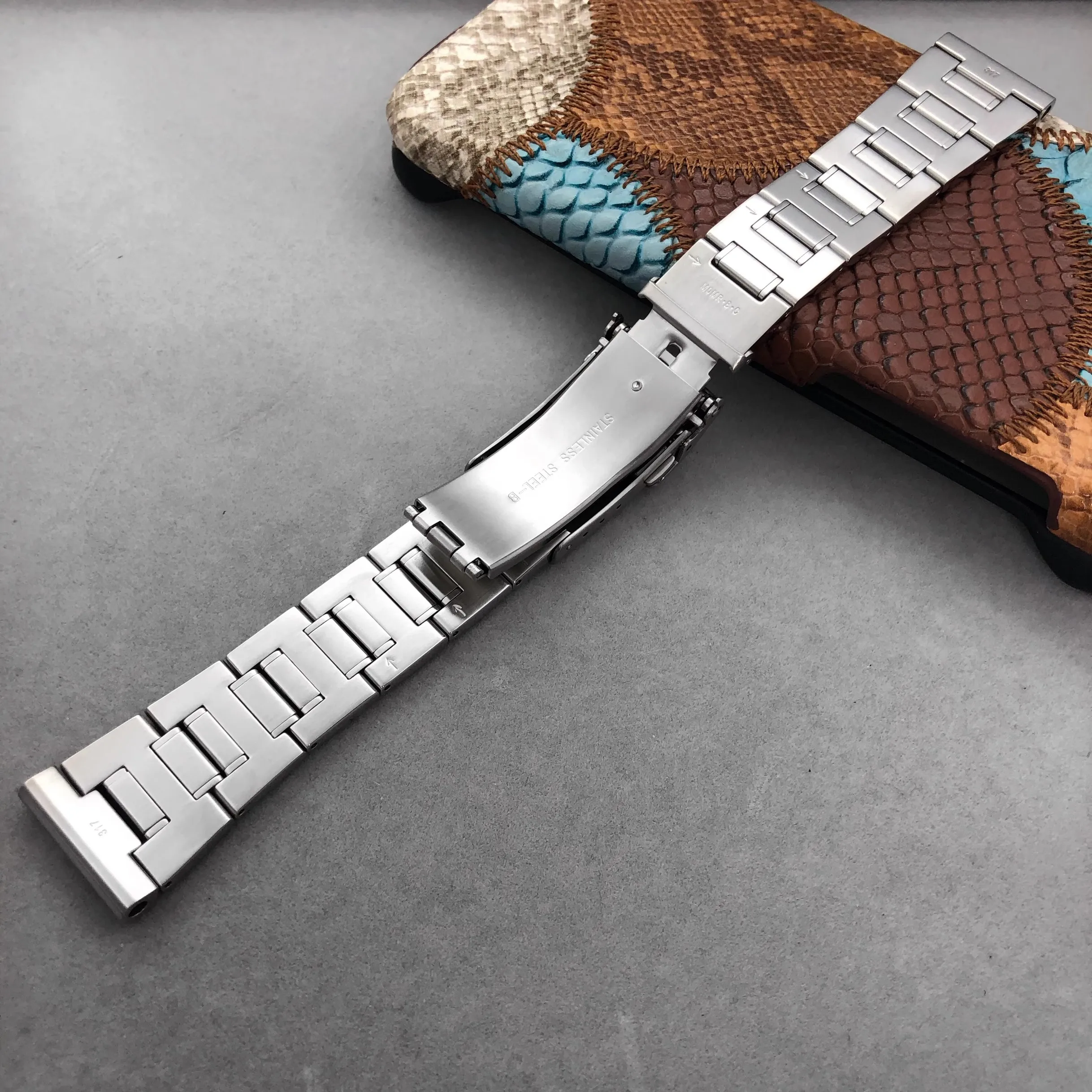 Adapted to precision canned steel strap SBBN031 SBBN033 SBBN035 watch strap 22mm