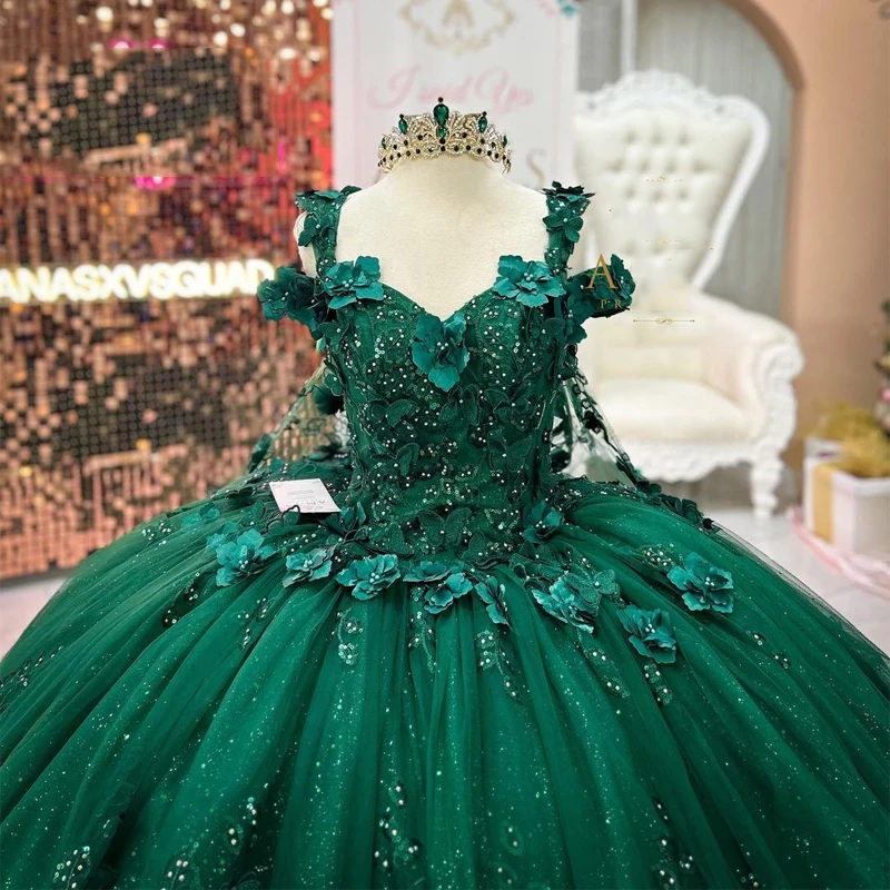 Szmaragdowo zielone frezowanie Quinceanera sukienki meksykańskie aplikacje 3D kule kwiatowe suknie z peleryną zasznurować linii Puffy Vestidos De XV