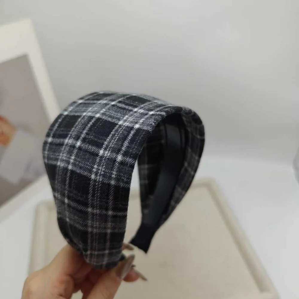 7,5 Breitkrempiges kariertes Stirnband Winter Kurzes Plüsch-Haarband Make-up-bedeckendes weißes Haar-Stirnbänder für Frauen Diadema Mujer – Detail 10
