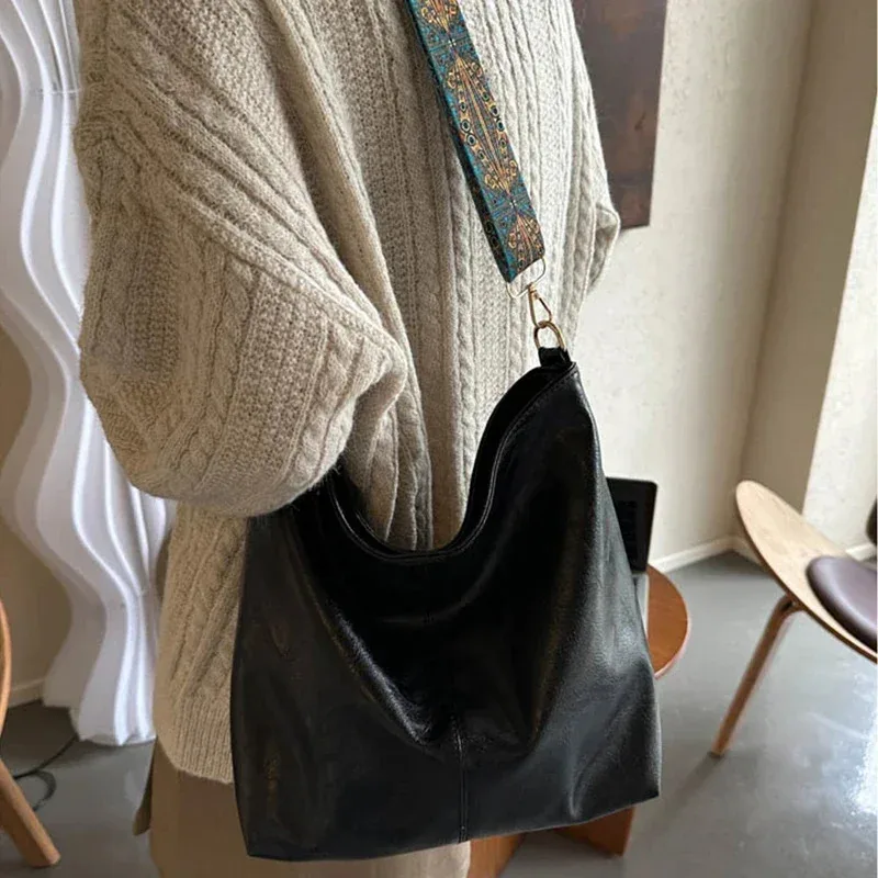 New women's retro and fashionable PU shoulder bag, large capacity crossbody bag, casual and simple commuting bucket bag