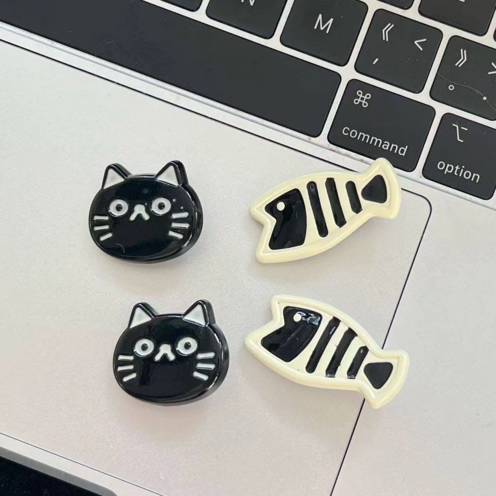 2PCS Cute Black Cat & Fish Hair Clips, Cartoon-Style Duckbill Clamps, Sweet Hair Accessories for Girls, Perfect for Bangs&Daily